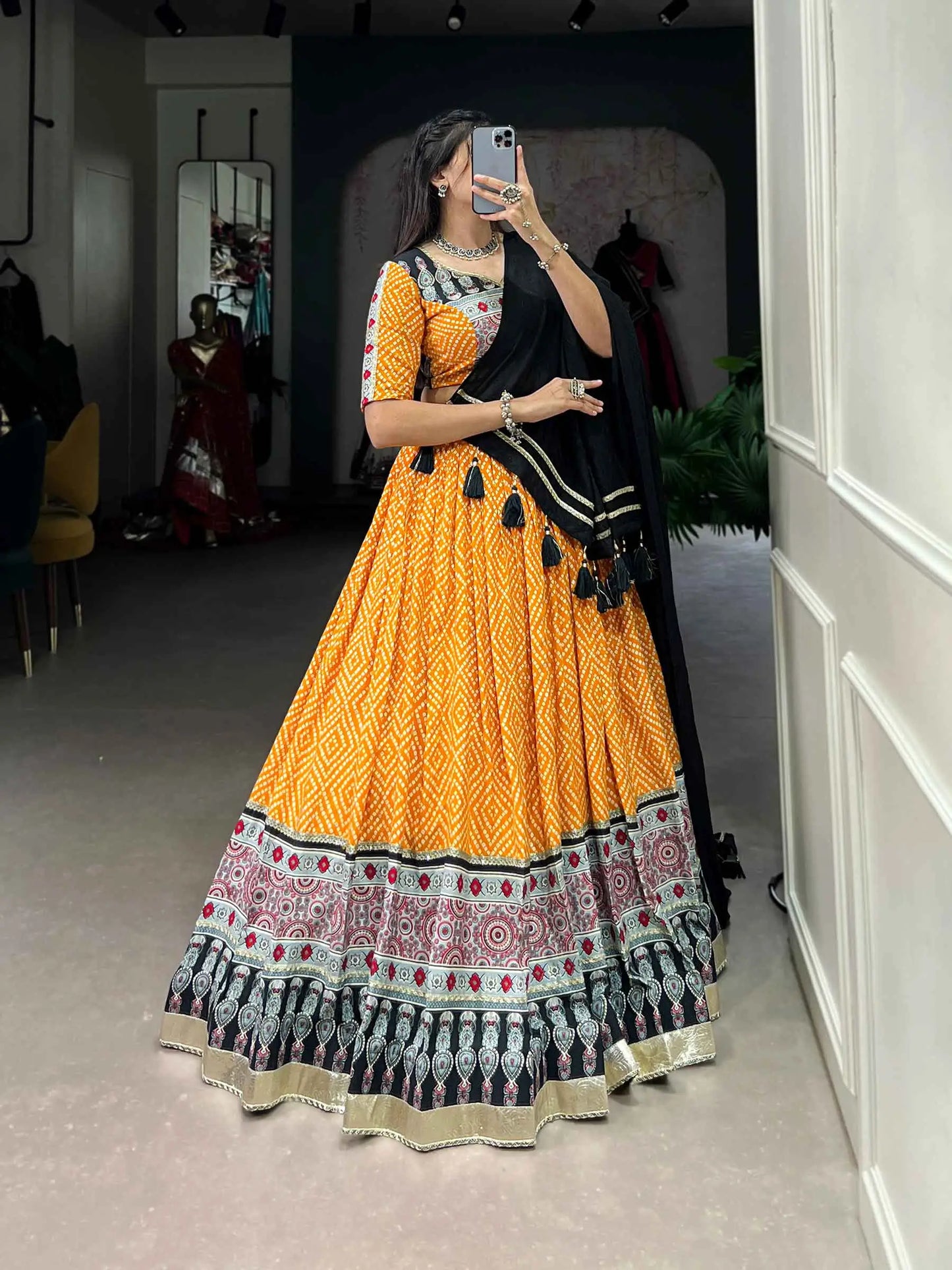 Lehenga choli spécial Navratri en jaune et noir imprimé bandhej et ajarakh en coton et rayon