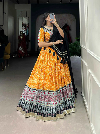 Lehenga choli spécial Navratri en jaune et noir imprimé bandhej et ajarakh en coton et rayon
