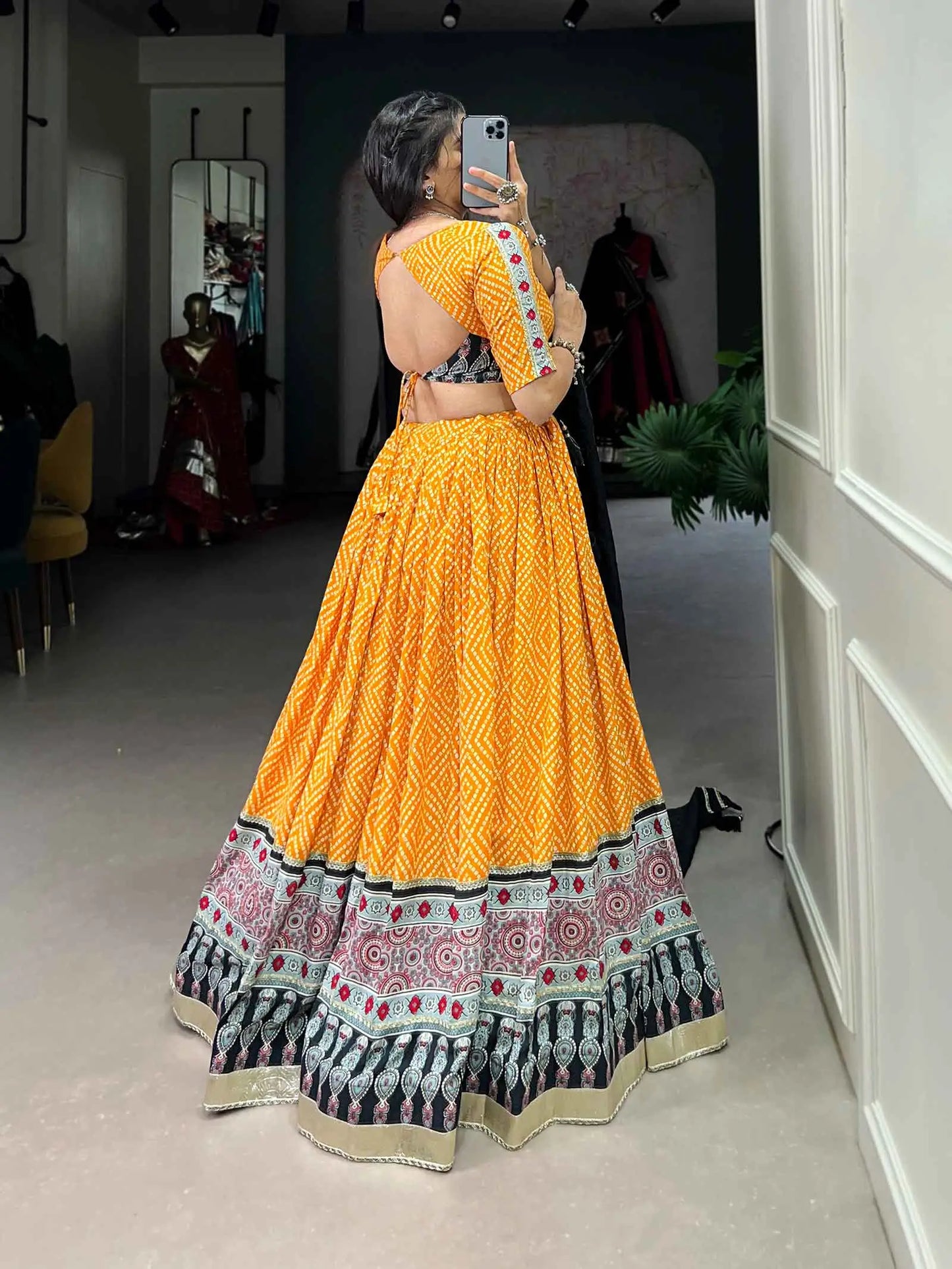 Lehenga choli spécial Navratri en jaune et noir imprimé bandhej et ajarakh en coton et rayon