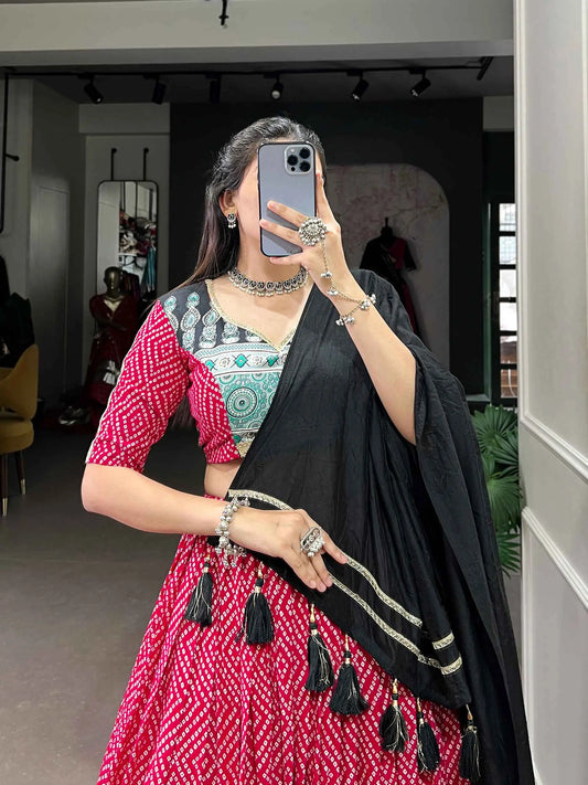 Lehenga choli spécial Navratri en rouge doux imprimé bandhej et ajarakh en coton et rayon