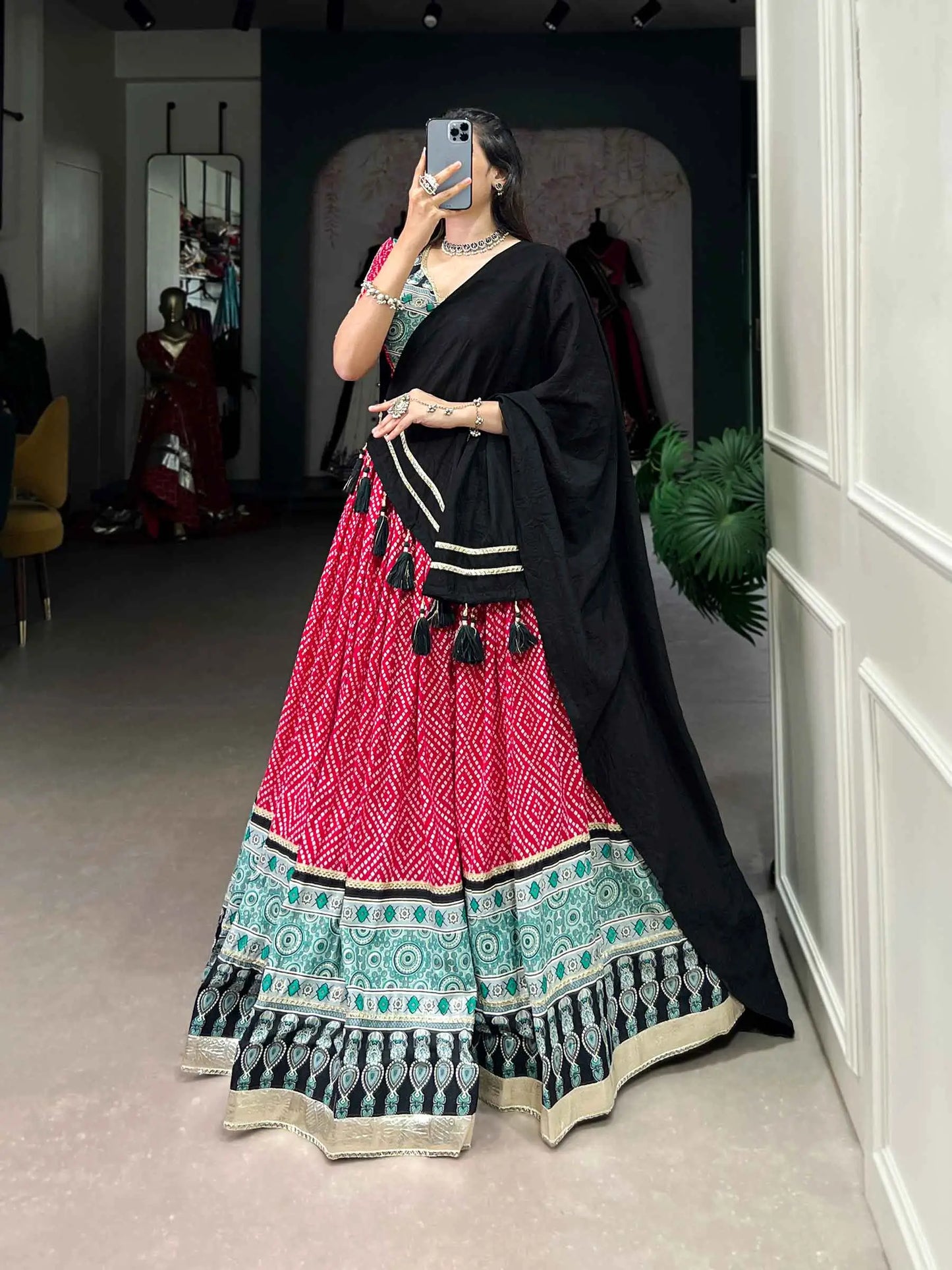 Lehenga choli spécial Navratri en rouge doux imprimé bandhej et ajarakh en coton et rayon