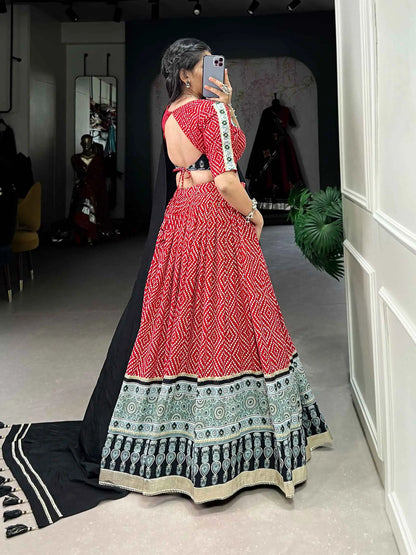 Lehenga choli spécial Navratri en rouge doux imprimé bandhej et ajarakh en coton et rayon