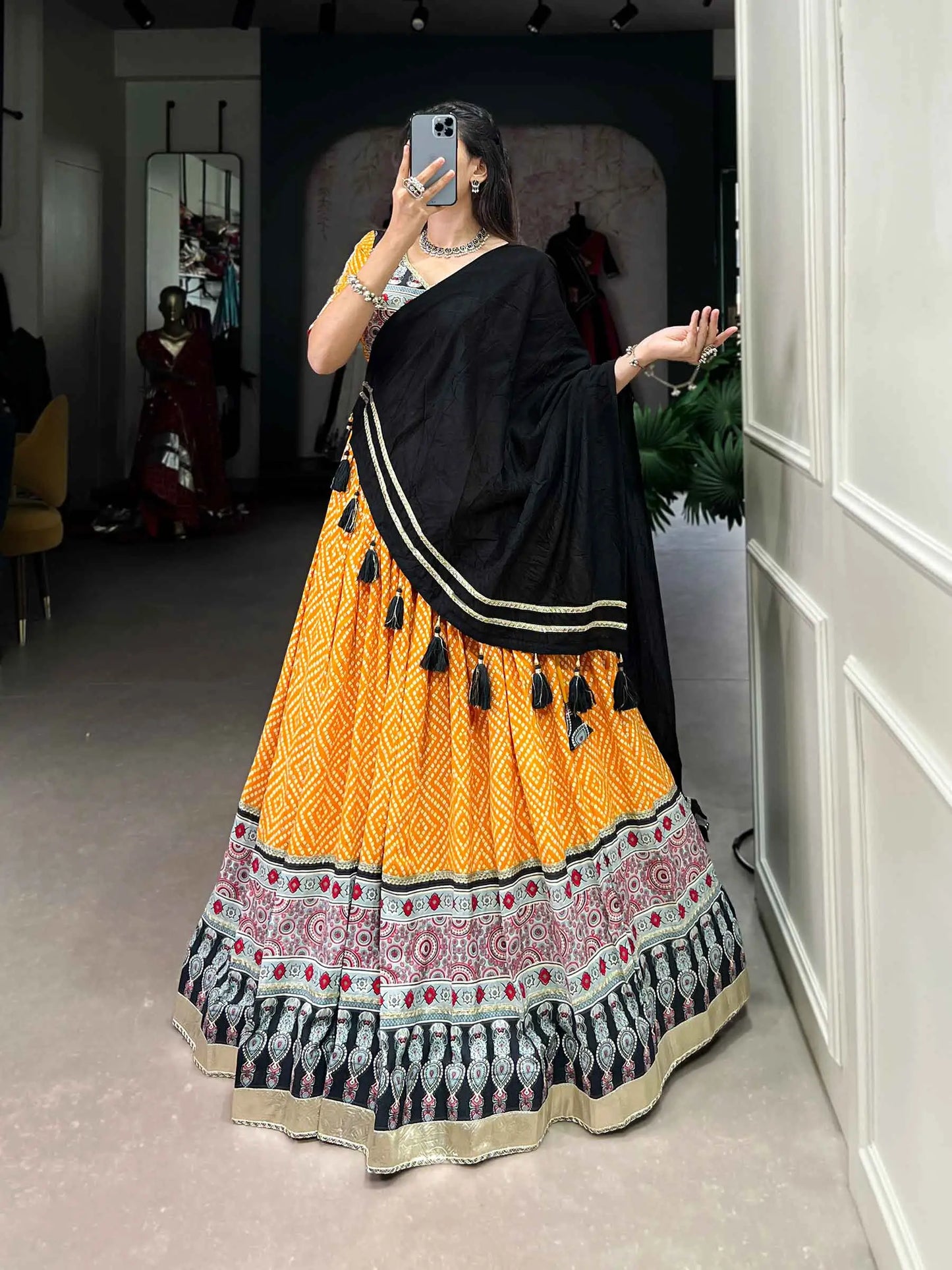 Lehenga choli spécial Navratri en jaune et noir imprimé bandhej et ajarakh en coton et rayon