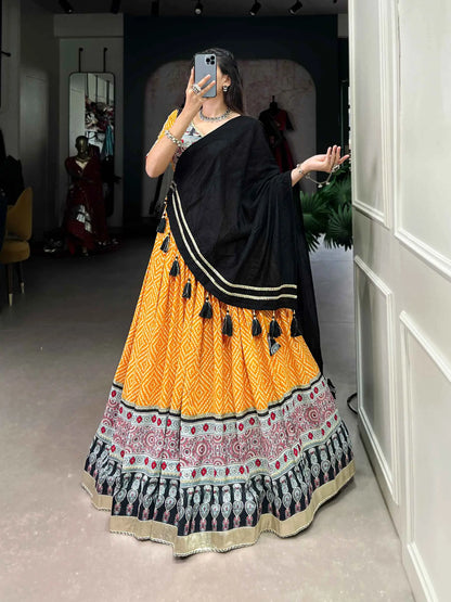 Lehenga choli spécial Navratri en jaune et noir imprimé bandhej et ajarakh en coton et rayon