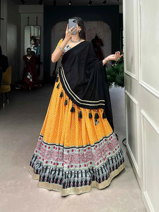 Lehenga choli spécial Navratri en jaune et noir imprimé bandhej et ajarakh en coton et rayon