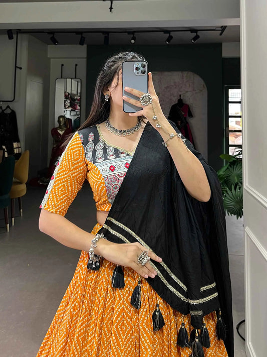 Lehenga choli spécial Navratri en jaune et noir imprimé bandhej et ajarakh en coton et rayon