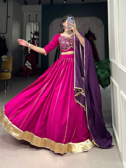 Lehenga choli spécial Navratri en rose foncé et violet en tissu coton et chanderi
