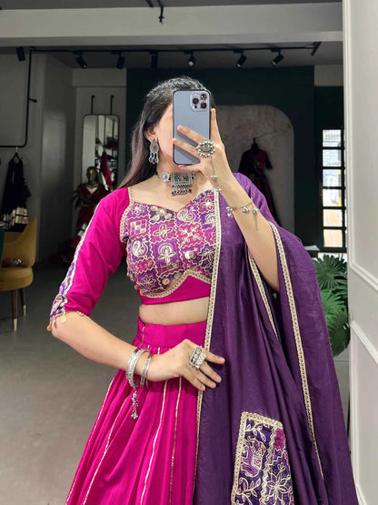 Lehenga choli spécial Navratri en rose foncé et violet en tissu coton et chanderi