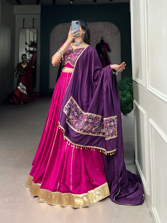 Lehenga choli spécial Navratri en rose foncé et violet en tissu coton et chanderi