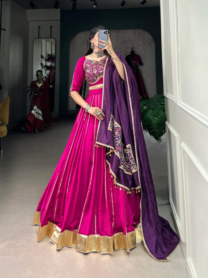 Lehenga choli spécial Navratri en rose foncé et violet en tissu coton et chanderi