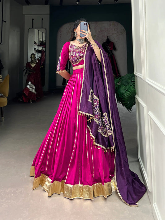 Lehenga choli spécial Navratri en rose foncé et violet en tissu coton et chanderi