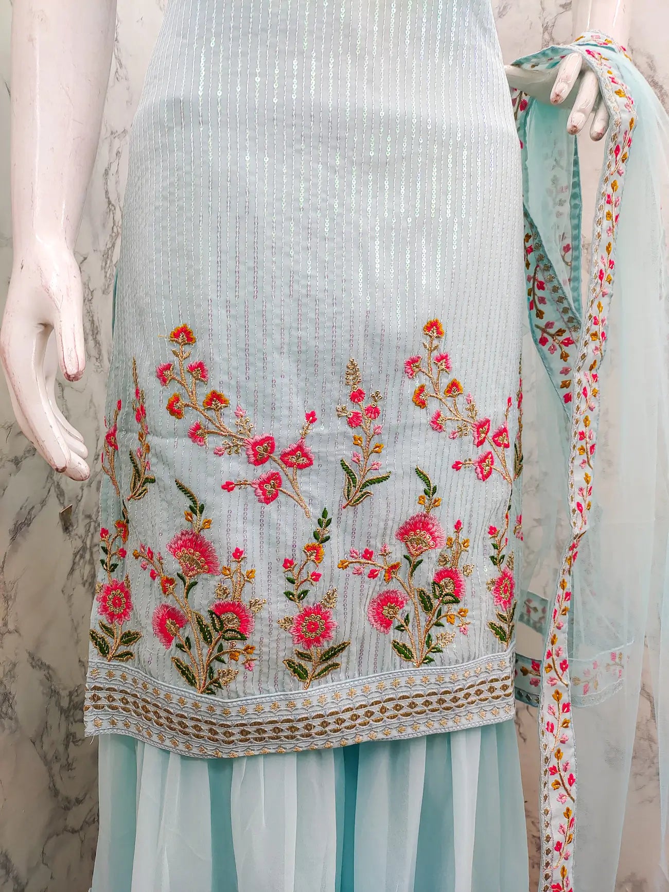 Ensemble salwar en georgette bleu ciel avec broderies à sequins – Élégance lumineuse et style traditionnel pour femme