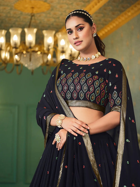 Ensemble Lehenga Choli bleu marine en Georgette avec broderie en sequins et fil