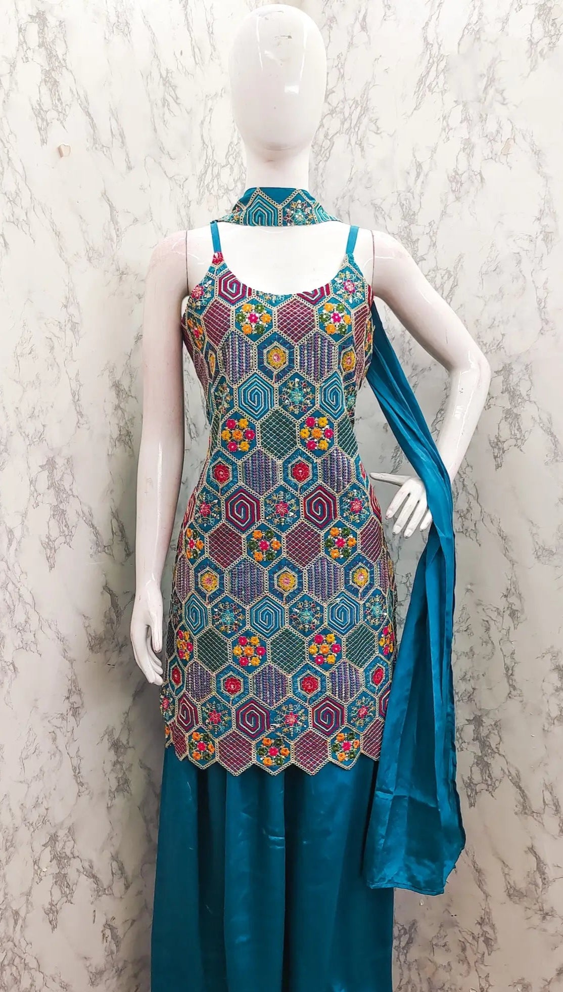 Ensemble Salwar Bleu en Chinon avec Broderie à Sequins