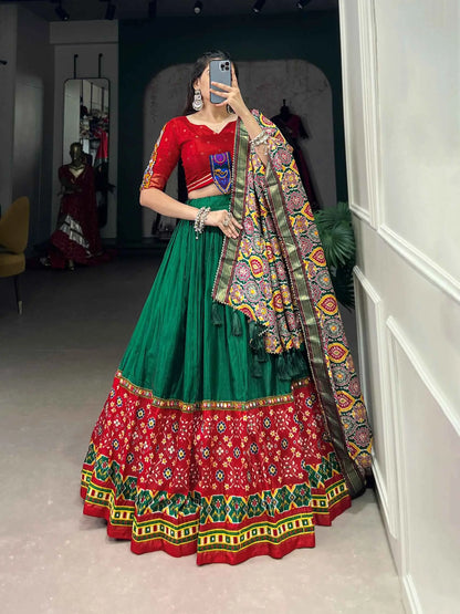 Lehenga choli de Navratri imprimé vert et rouge avec travail de miroirs et sur feuille métallique