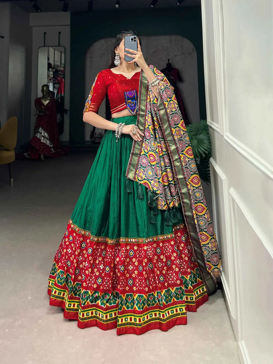 Lehenga choli de Navratri imprimé vert et rouge avec travail de miroirs et sur feuille métallique
