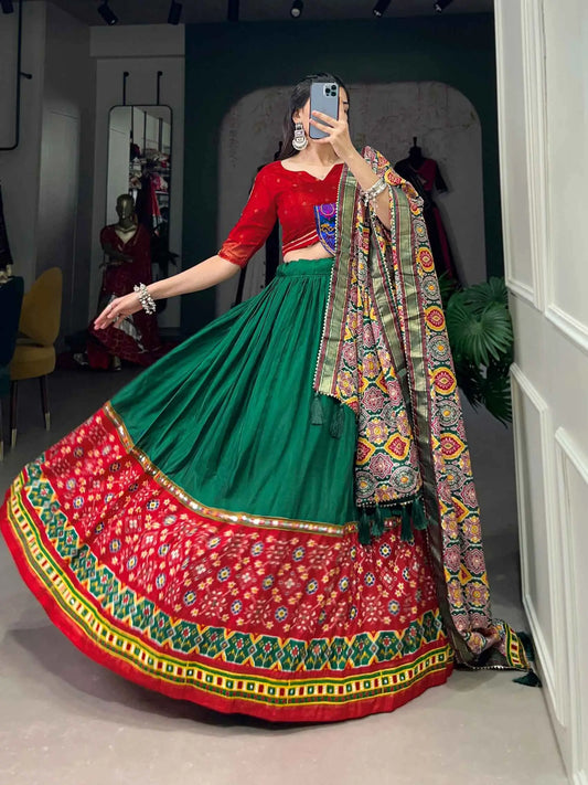 Lehenga choli de Navratri imprimé vert et rouge avec travail de miroirs et sur feuille métallique