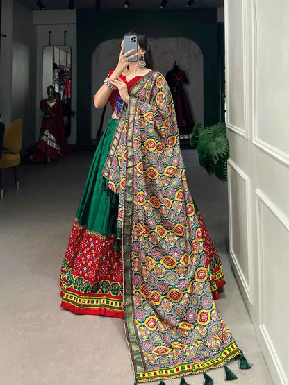 Lehenga choli de Navratri imprimé vert et rouge avec travail de miroirs et sur feuille métallique