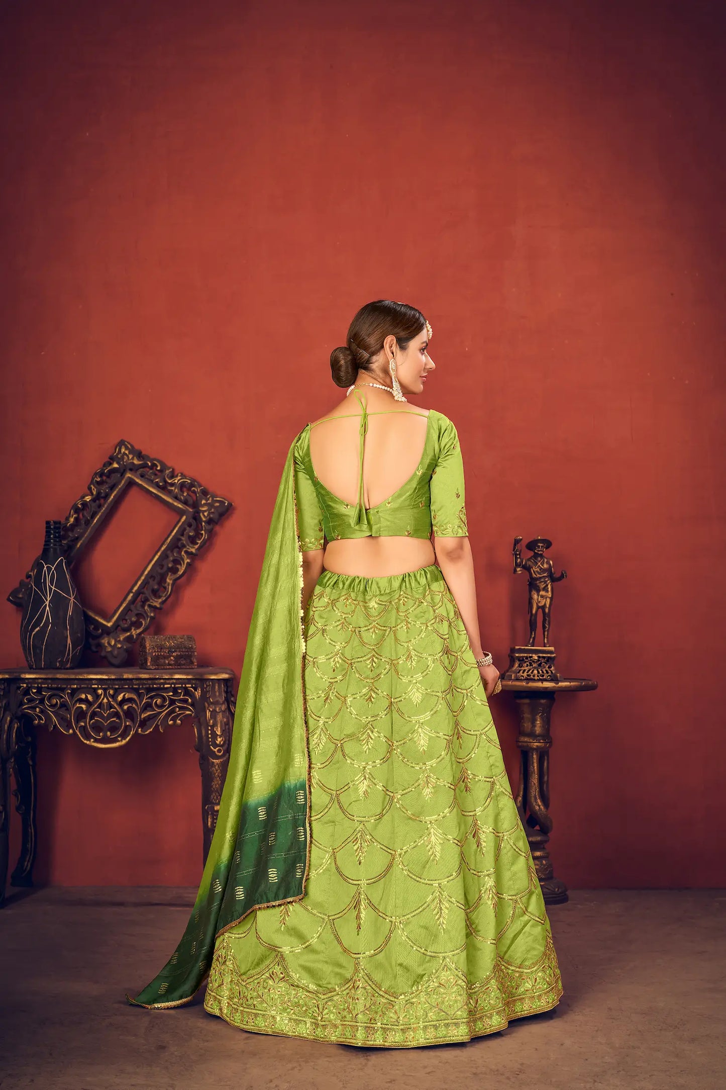 Lehenga Choli en Soie Art Vert Perroquet avec Broderie au Fil et Sequins