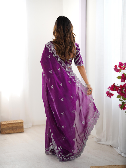 Sari de fête violet scintillant avec broderies et sequins