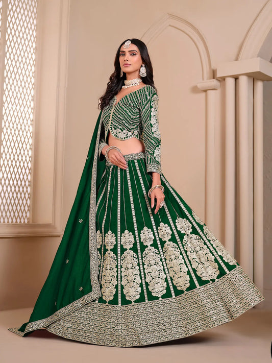 Grün schimmerndes Lehenga-Choli-Set aus Kunstseide mit zarter Fadenarbeit und schimmernder Paillettenstickerei