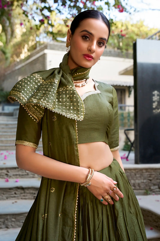 Olivgrüner Chanderi-Seiden-Lehenga-Choli mit Zari-Webarbeit