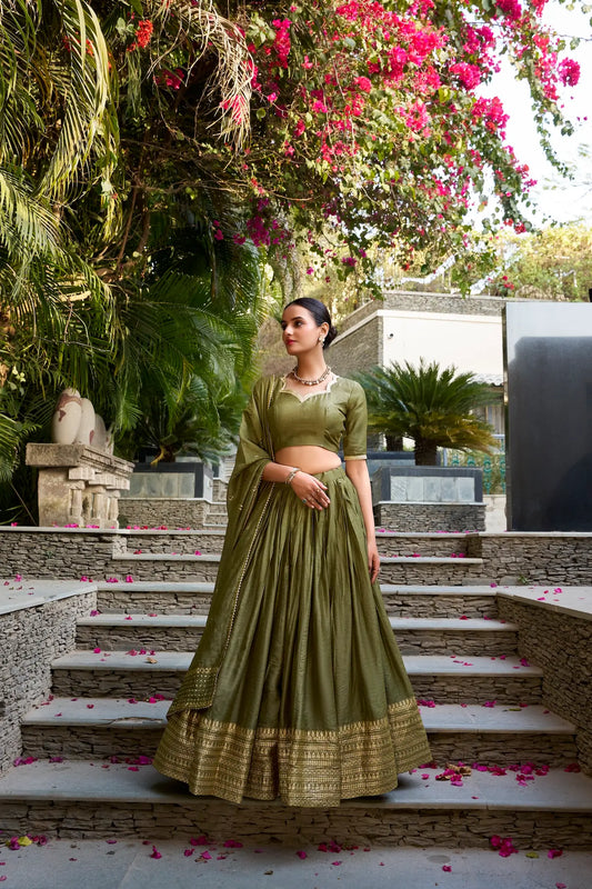 Olivgrüner Chanderi-Seiden-Lehenga-Choli mit Zari-Webarbeit