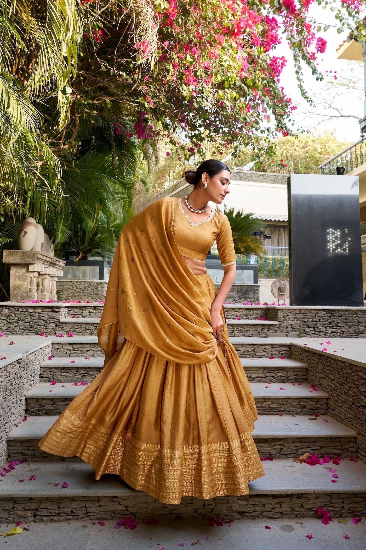 Lehenga Choli en soie Chanderi moutarde clair avec travail de tissage en zari
