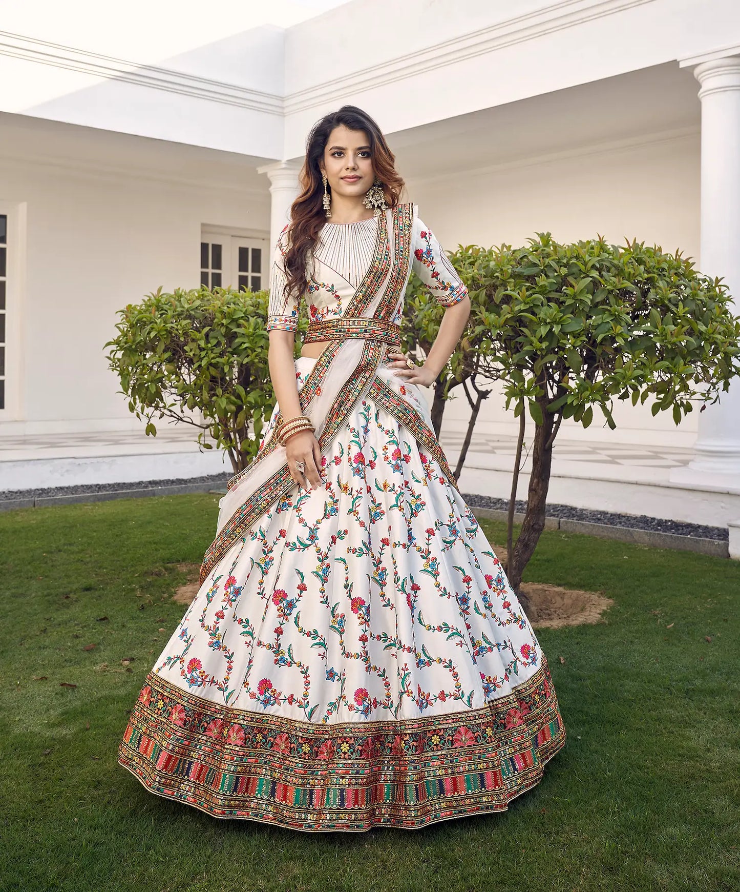 Lehenga Choli Blanc en Soie Blanche avec Broderie au Fil et Sequins COLLECTION KAYANI