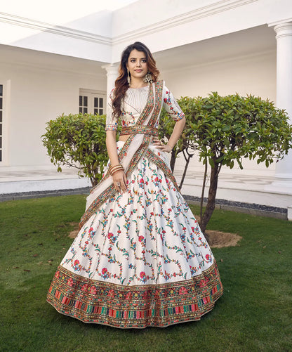 Lehenga Choli Blanc en Soie Blanche avec Broderie au Fil et Sequins COLLECTION KAYANI