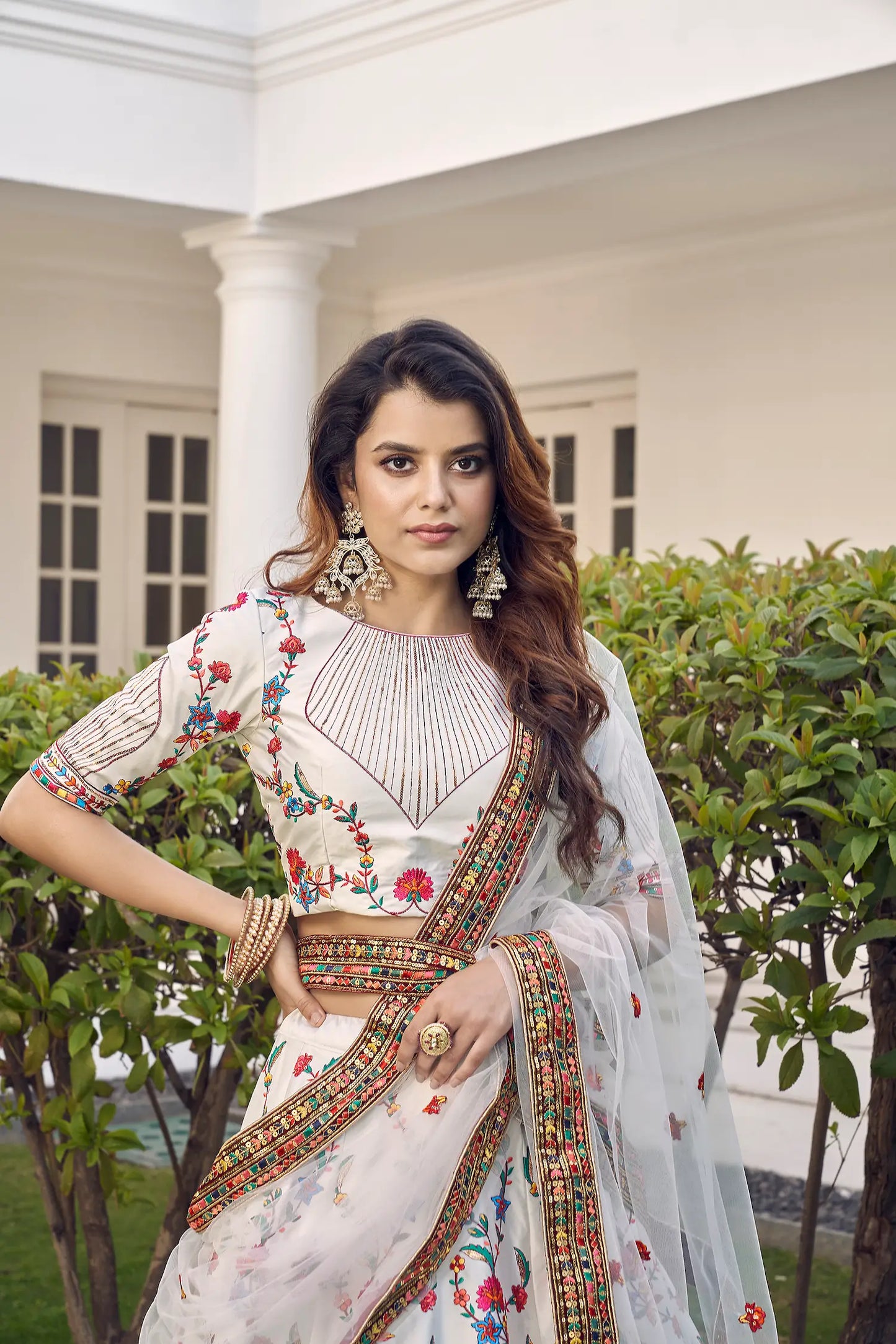 Lehenga Choli Blanc en Soie Blanche avec Broderie au Fil et Sequins COLLECTION KAYANI
