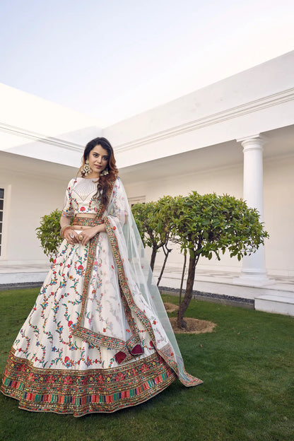 Lehenga Choli Blanc en Soie Blanche avec Broderie au Fil et Sequins COLLECTION KAYANI
