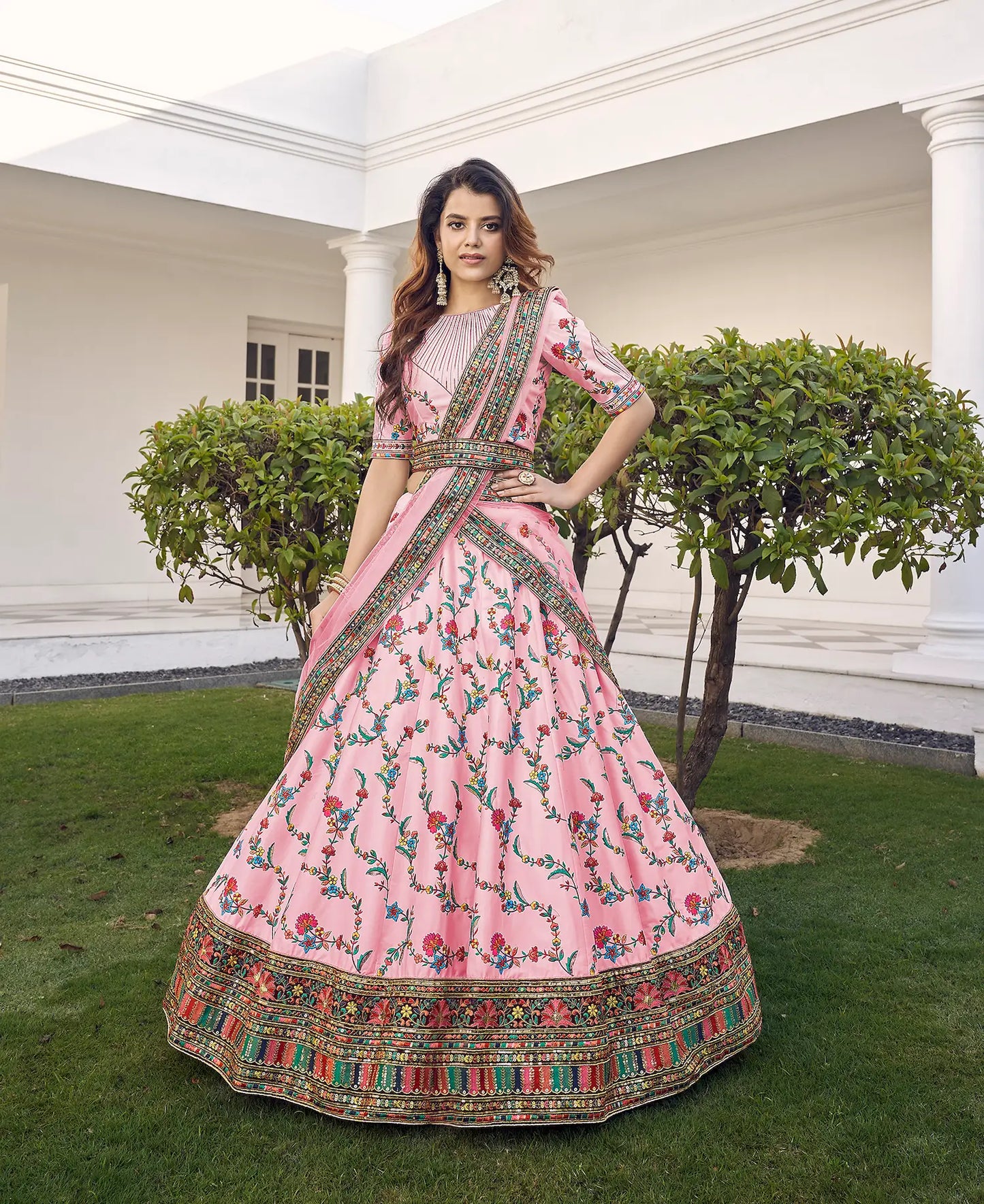 Lehenga Choli en Soie Rose avec Broderie au Fil et Sequins COLLECTION KAYANI