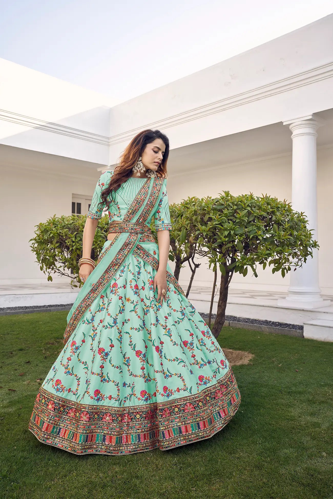Lehenga Choli Vert en Soie Verte avec Broderie au Fil et Sequins COLLECTION KAYANI