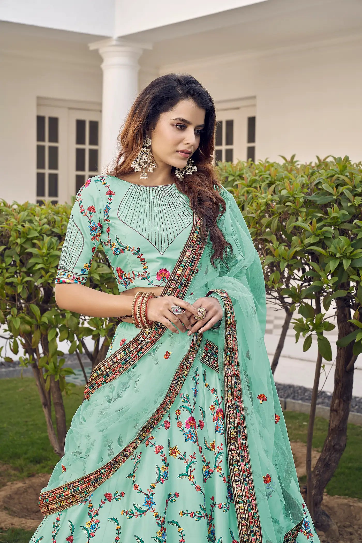 Lehenga Choli Vert en Soie Verte avec Broderie au Fil et Sequins COLLECTION KAYANI