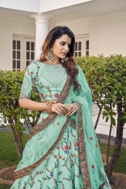Lehenga Choli Vert en Soie Verte avec Broderie au Fil et Sequins COLLECTION KAYANI