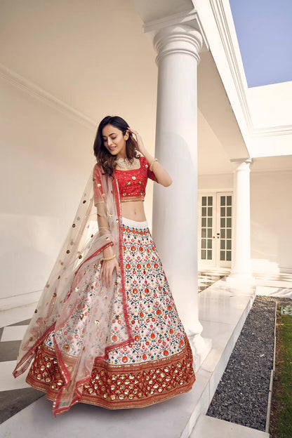 Lehenga Choli Blanc et Rouge en Soie Art Blanche avec Broderie au Fil et Sequins COLLECTION KAYANI