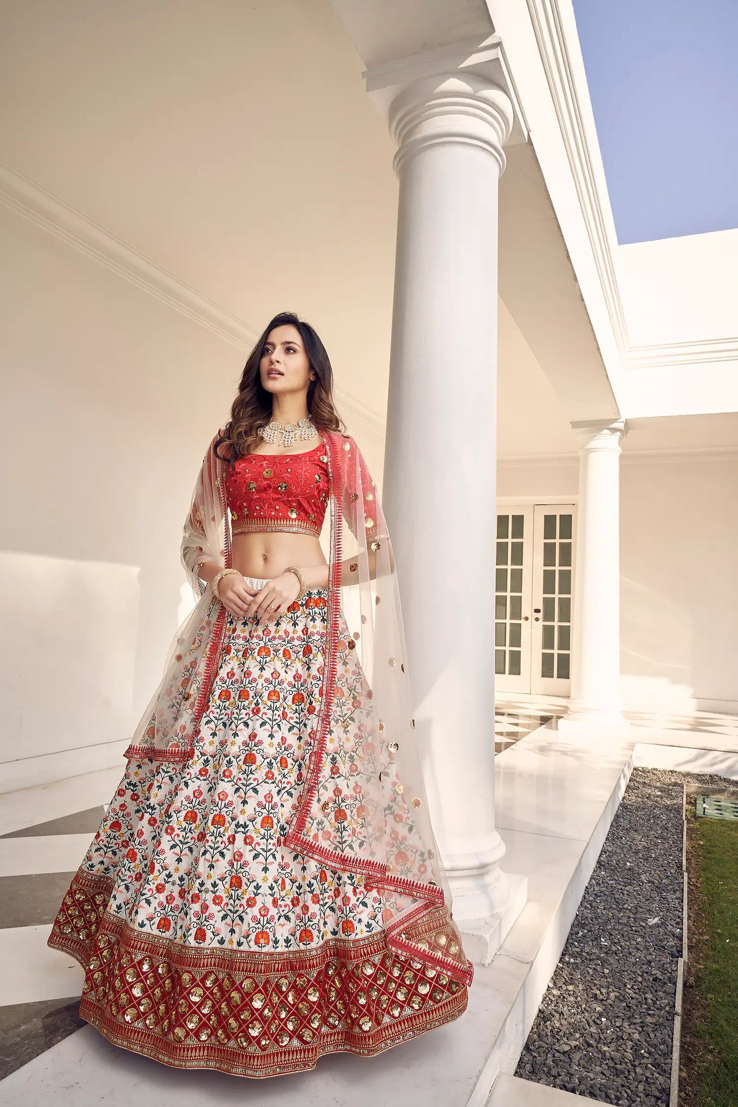 Lehenga Choli Blanc et Rouge en Soie Art Blanche avec Broderie au Fil et Sequins COLLECTION KAYANI