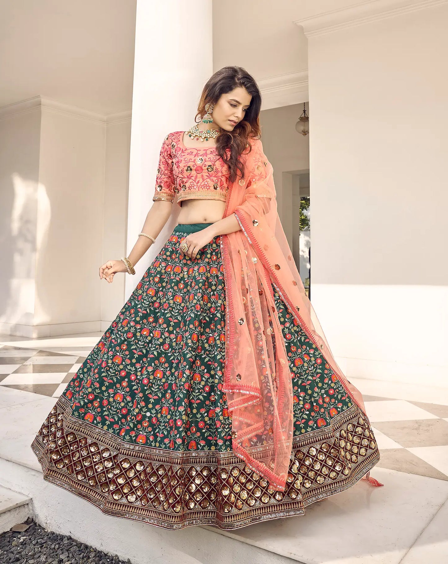 Lehenga Choli Vert et Rose en Soie Art Verte avec Broderie au Fil et Sequins COLLECTION KAYANI