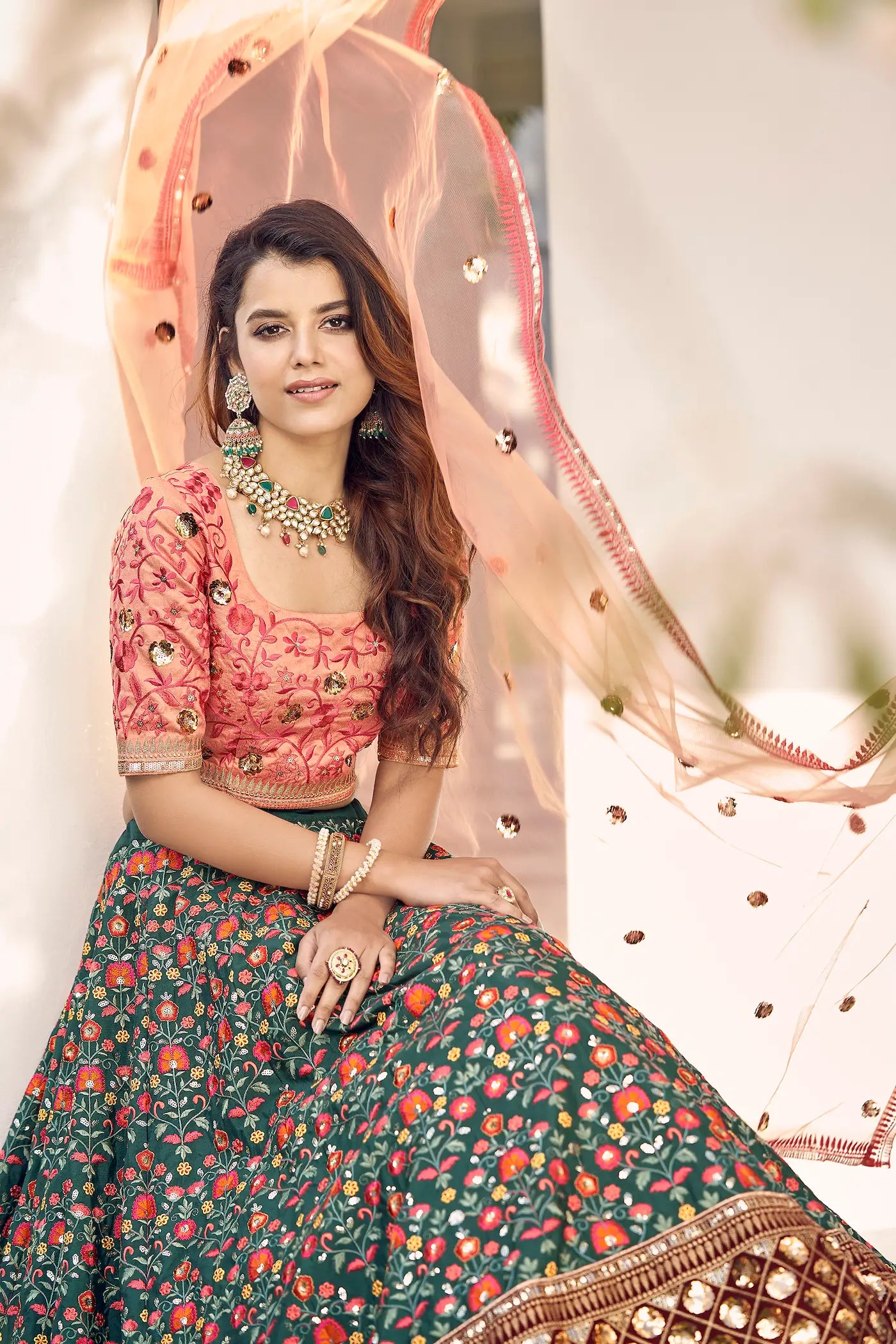 Lehenga Choli Vert et Rose en Soie Art Verte avec Broderie au Fil et Sequins COLLECTION KAYANI