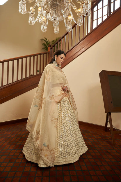 Lehenga choli beige avec broderies de fils, zari et sequins, accompagné d'une dupatta imprimée numérique