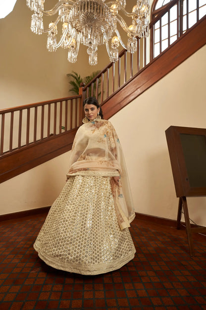 Lehenga choli beige avec broderies de fils, zari et sequins, accompagné d'une dupatta imprimée numérique