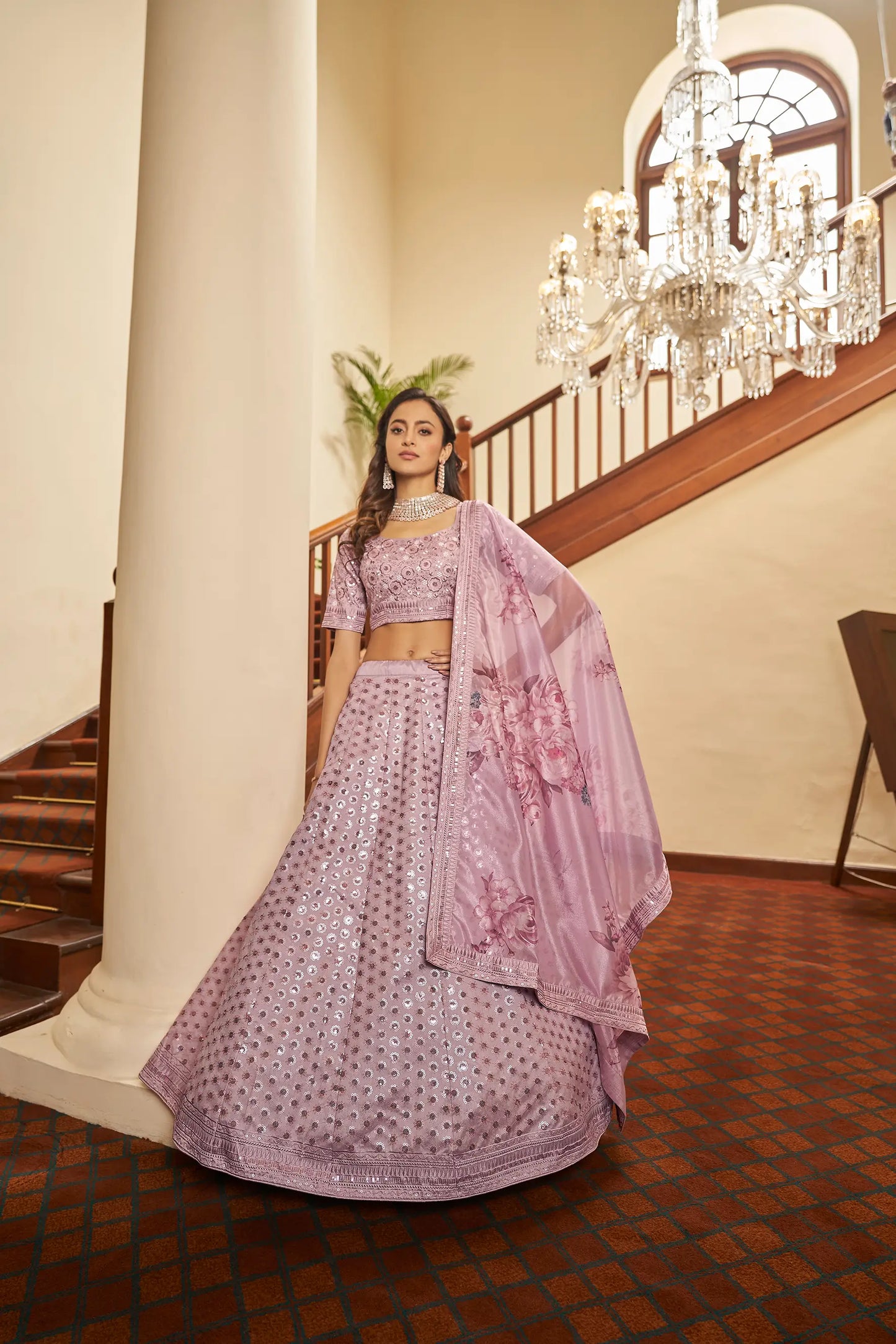 Lehenga choli brodé de fil, de zari et de sequins rose poudré avec dupatta à imprimé numérique