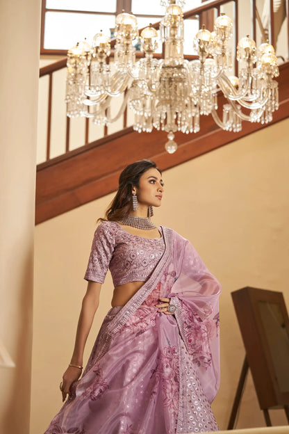 Lehenga choli brodé de fil, de zari et de sequins rose poudré avec dupatta à imprimé numérique