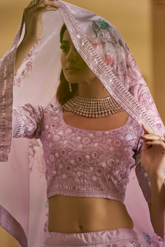 Lehenga choli brodé de fil, de zari et de sequins rose poudré avec dupatta à imprimé numérique