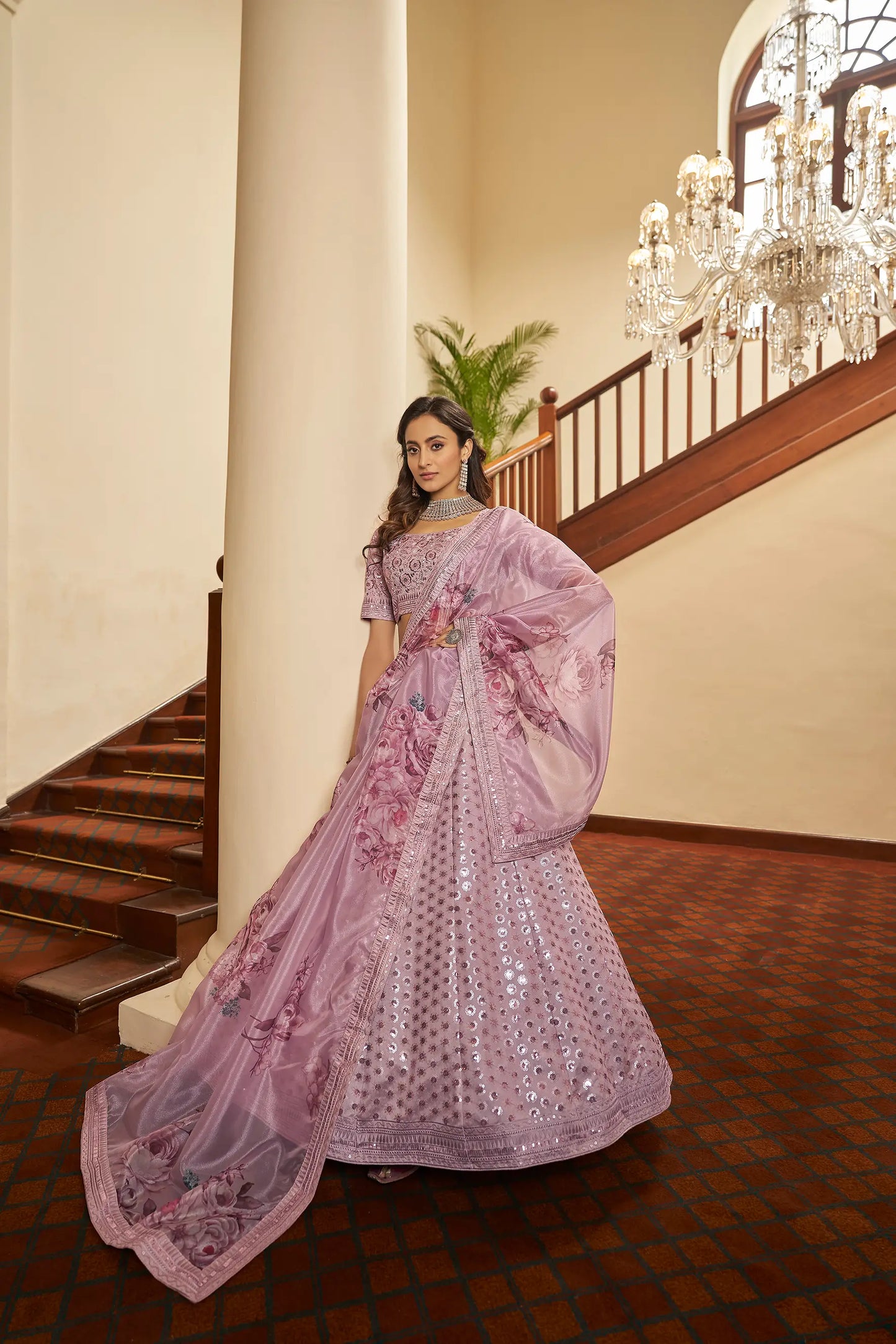 Lehenga choli brodé de fil, de zari et de sequins rose poudré avec dupatta à imprimé numérique