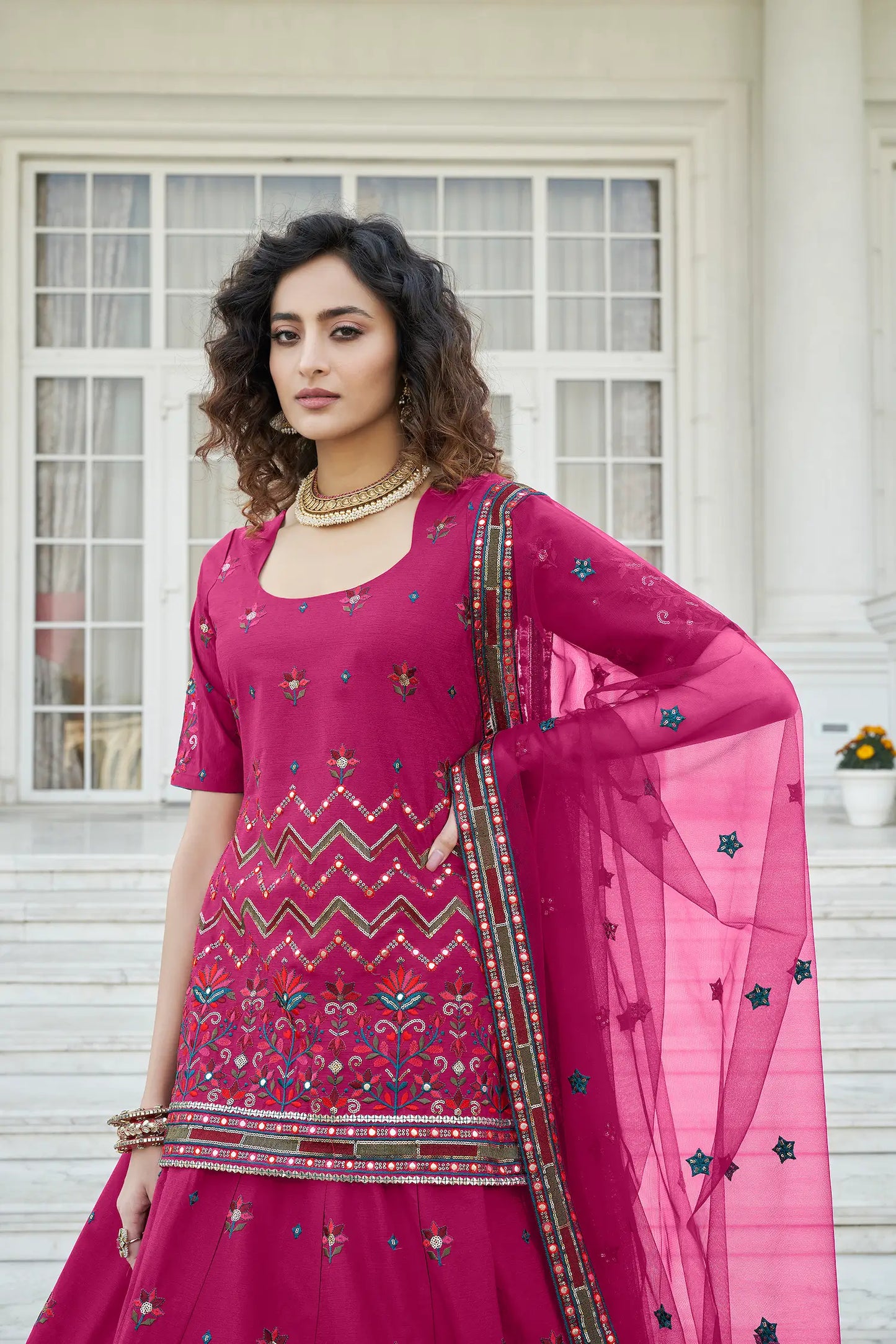 Ensemble Lehenga Rose Vif en Chiffon avec Travail Gota Patti et Broderies Perlées