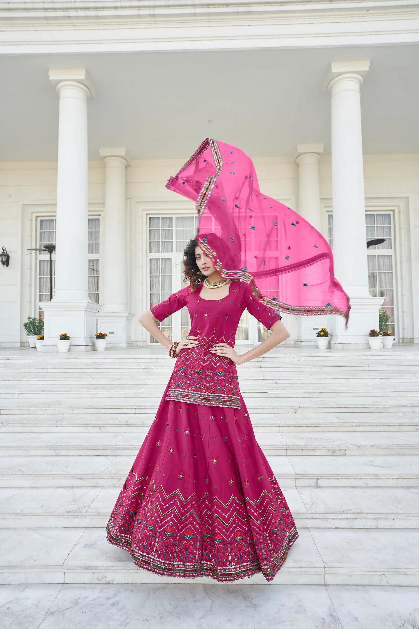 Ensemble Lehenga Rose Vif en Chiffon avec Travail Gota Patti et Broderies Perlées
