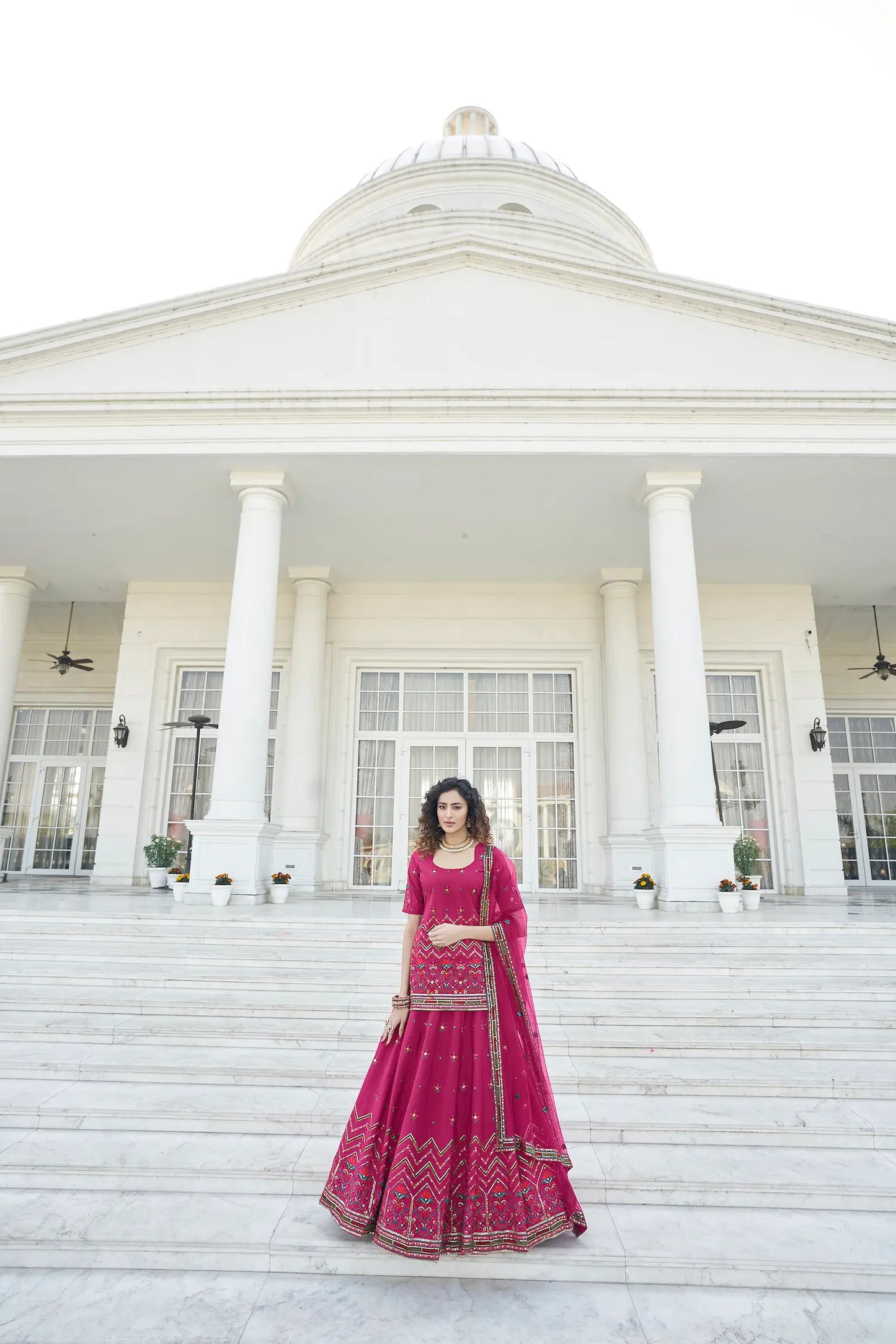Ensemble Lehenga Rose Vif en Chiffon avec Travail Gota Patti et Broderies Perlées