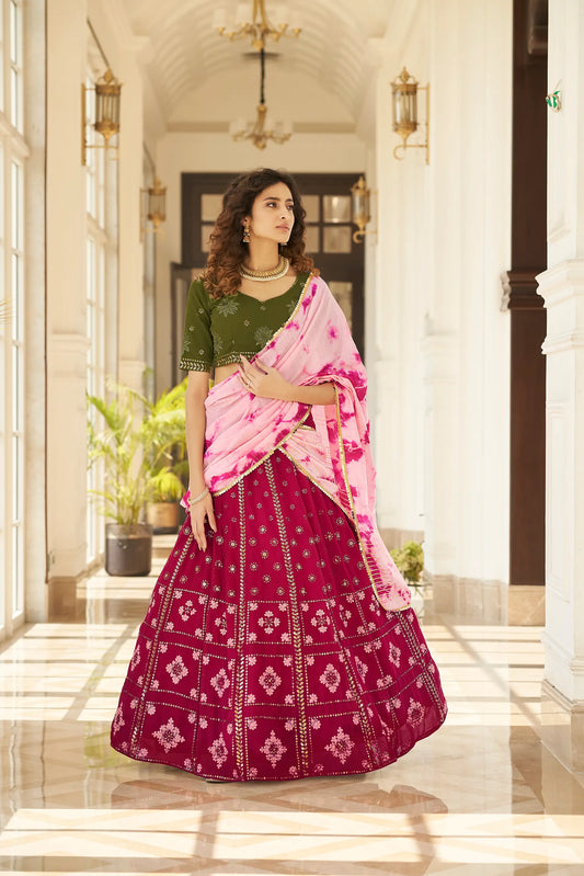 Lehenga vert olive avec travail de broderie au fil et sequins, accompagné d'une dupatta imprimée